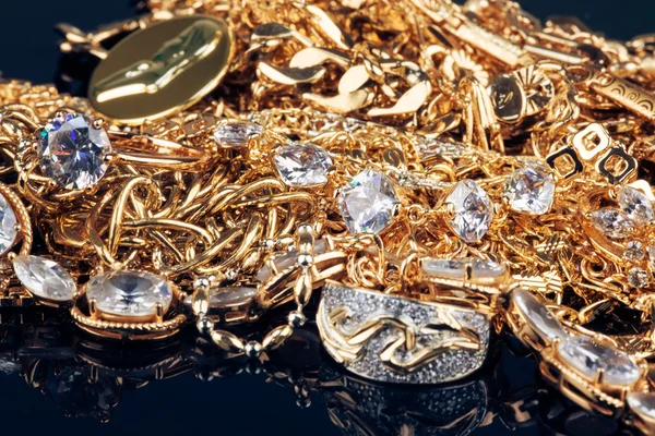 Vari gioielli in oro su sfondo nero — Foto Stock
