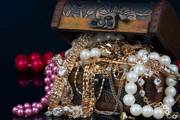 Bröstet med juveler på mörk bakgrund Royaltyfria Stockfoton