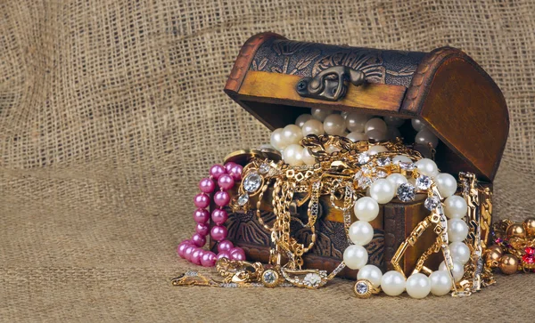 Box med smycken på säckväv Royaltyfria Stockbilder