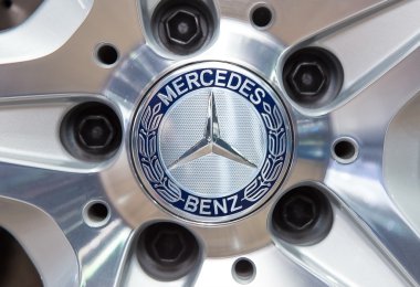 Mercedes Benz logo üstünde tekerlek 