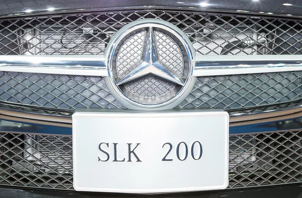 Nahaufnahme-Logo von Mercedes Benz an der Stoßstange — Stockfoto