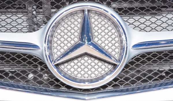 Logotipo da Mercedes Benz no pára-choques — Fotografia de Stock