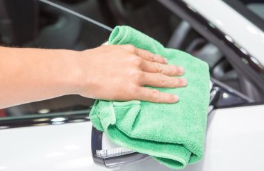 El yıkama beyaz kanat ayna