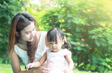 Anne kendine iyi bak bahçede genç kızı