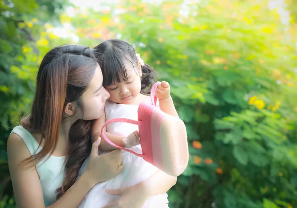 Asya anne genç kızı bahçede dikkat çekmek