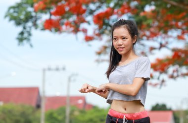 doğa bahçede kadın egzersiz 