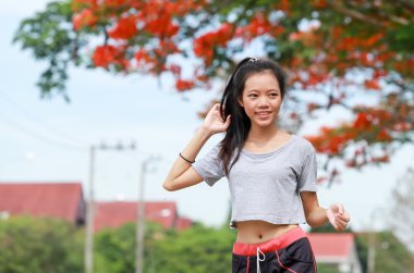 doğa bahçede kadın egzersiz 