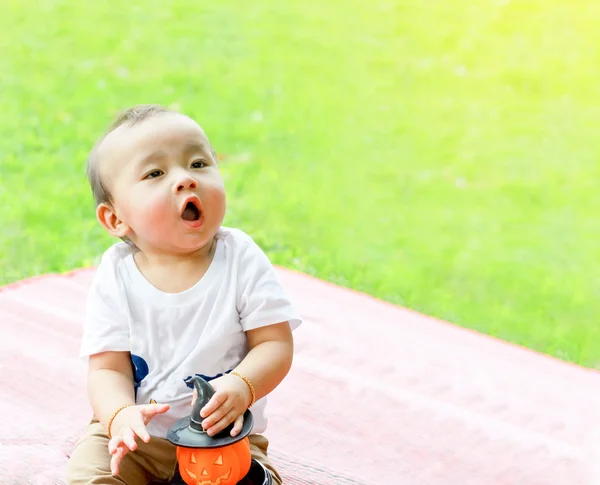 Азиатский мальчик держит тыкву куклу — стоковое фото