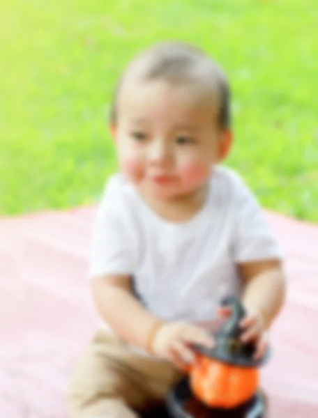 Азіатський хлопчик тримати гарбуз лялька — стокове фото