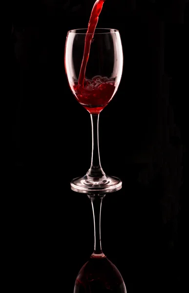 Bardağa kırmızı şarap dök. — Stok fotoğraf