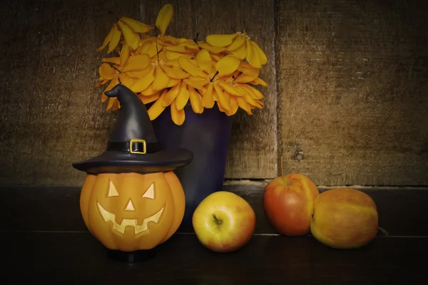 Pumpkin doll och äpple på trä bakgrund — Stockfoto