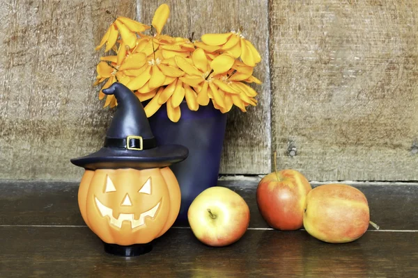 Kürbispuppe und Apfel auf Holzgrund — Stockfoto