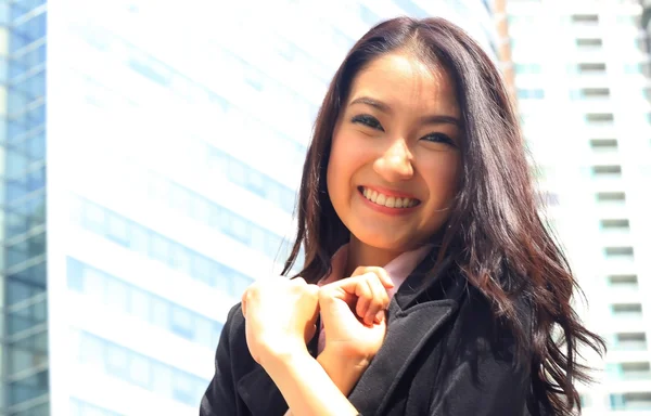 Közelről ázsiai ifjúsági üzleti nő néz ragyogó portré egy — Stock Fotó