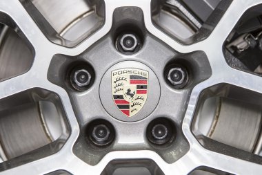 Porsche logo üstünde tekerlek 
