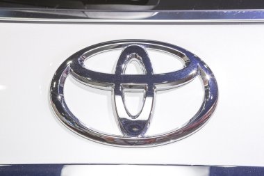 Toyota nın logosuna tampon