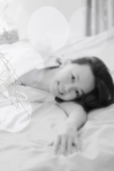 Азиатка в белой рубашке лежала на белой кровати — стоковое фото