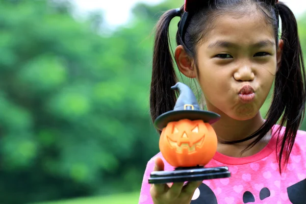 Close up retrato de menina asiática segurar abóbora boneca — Fotografia de Stock