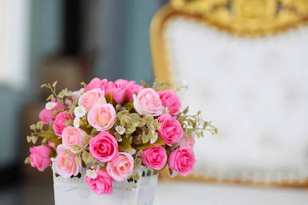 Ramo de pequeñas rosas rosadas —  Fotos de Stock