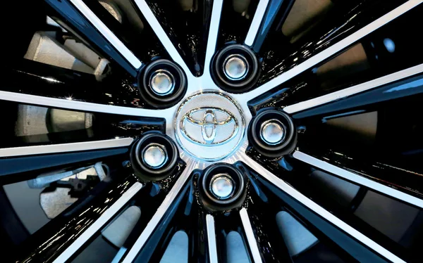 Логотип Toyota на колесах — стоковое фото