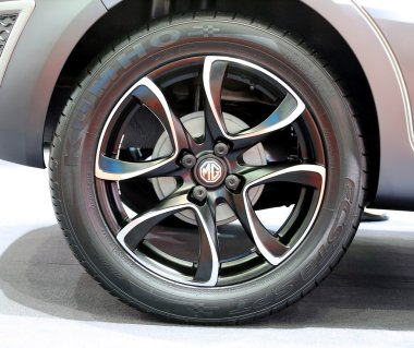 Mg logo üstünde tekerlek 