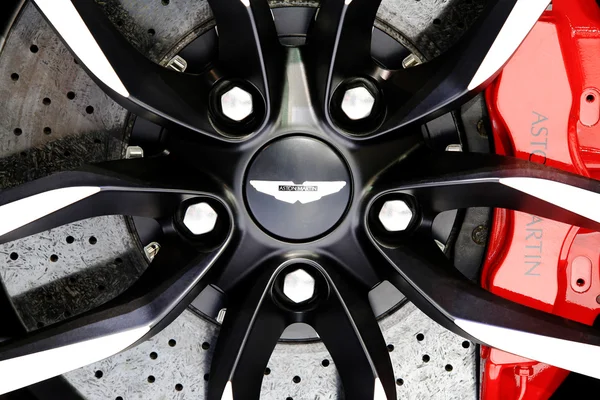 Logo of Aston Martin on wheel — Stock Photo, Image