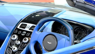 Mavi Aston Martin serisi Vanquish direksiyon kapatın
