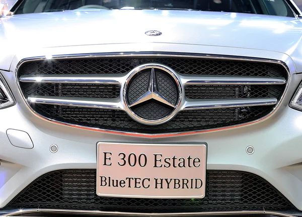 Close-up van logo op de bumper van Mercedes Benz — Stockfoto