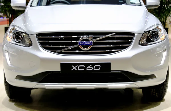 헤드라이트와 보 닛의 볼 보 Xc60 — 스톡 사진