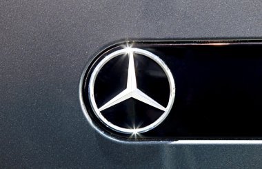 Mercedes Benz logosu Siyah araba kadar kapatın