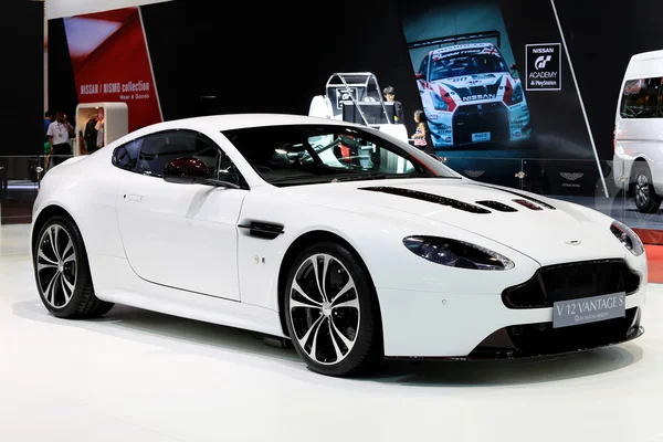 แอสตันมาร์ตินสีขาวซีรีส์ V12 Vantage S — ภาพถ่ายสต็อก