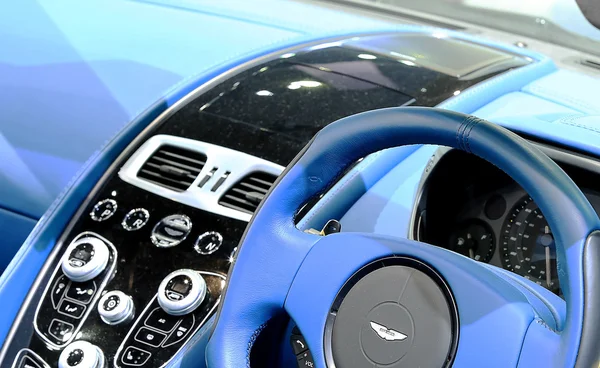 Fechar o volante da série azul Aston Martin Vanquish — Fotografia de Stock
