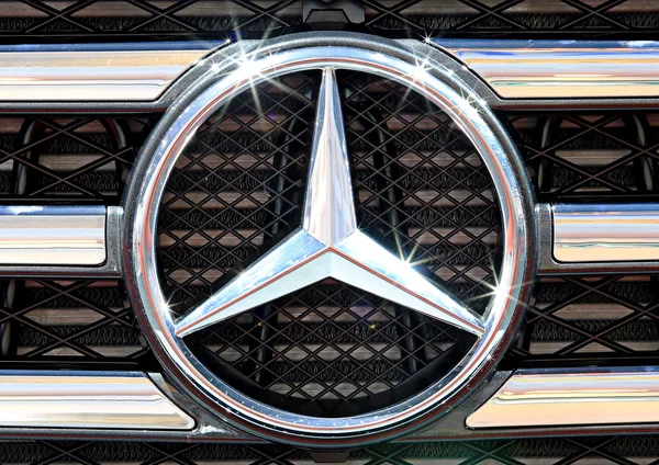 Nahaufnahme-Logo von Mercedes Benz an der Stoßstange — Stockfoto