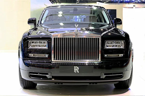 Черный Rolls Royce роскошный автомобиль — стоковое фото