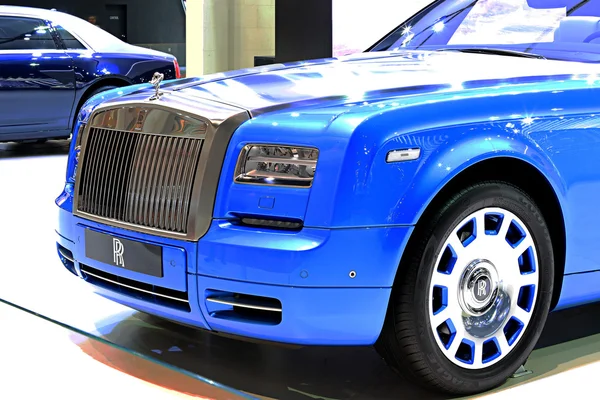 Голубой роскошный автомобиль Rolls Royce — стоковое фото