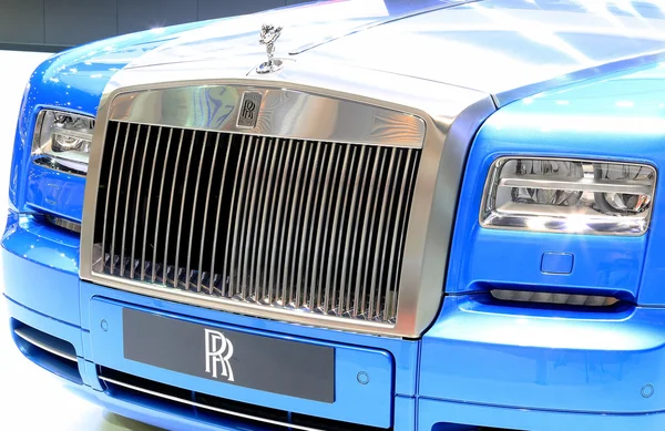 Niebieski Rolls Royce luksusowy samochód — Zdjęcie stockowe