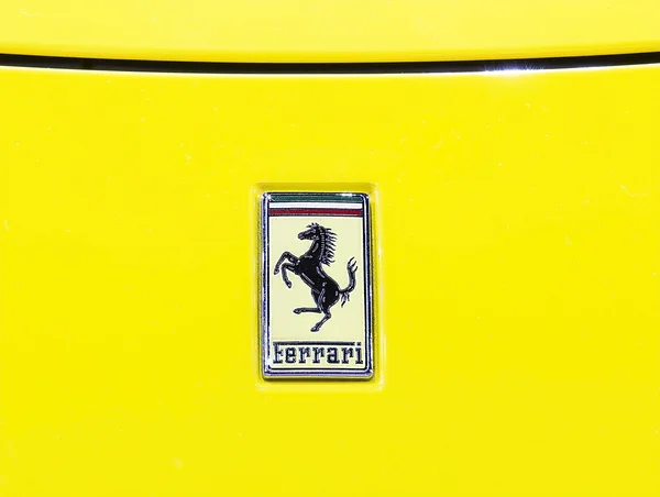 Logo Ferrari su auto gialla — Foto Stock