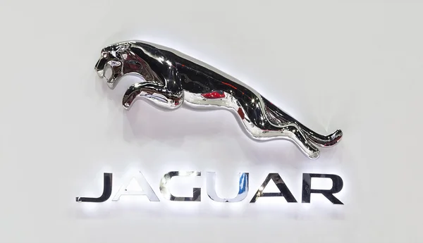 Logo of Jaguar on white car — ストック写真