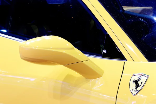 Wing mirror of yellow Ferrari luxury sport car — Φωτογραφία Αρχείου