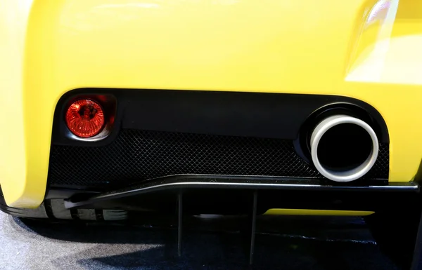 Exhaust pipe of yellow Ferrari — Stockfoto