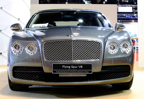 Серебристый Bentley серии Flying V8 роскошный автомобиль — стоковое фото