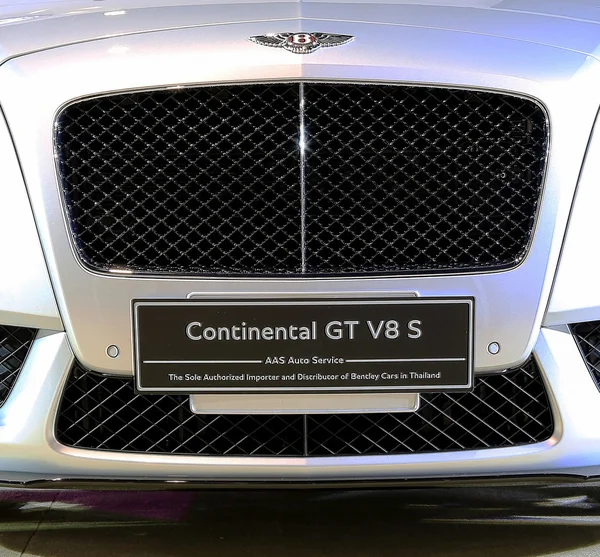 Передняя решетка белого Bentley Continental GT V8 S luxury — стоковое фото