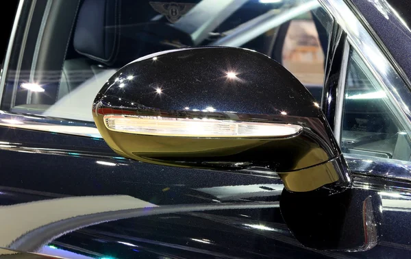 Wing mirror of blue Bentley series Flying Spur W12  luxury  car — Stockfoto