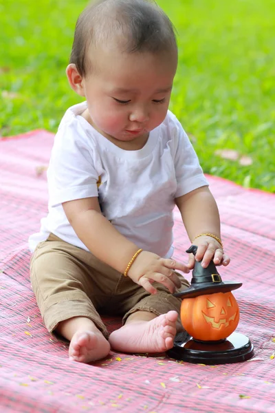 Närbild porträtt av asiatiska pojke hålla pumpa docka — Stockfoto