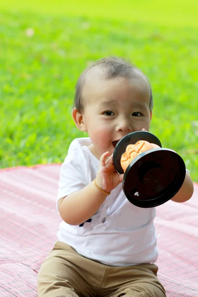 Close up retrato de asiático menino segurar abóbora boneca — Fotografia de Stock
