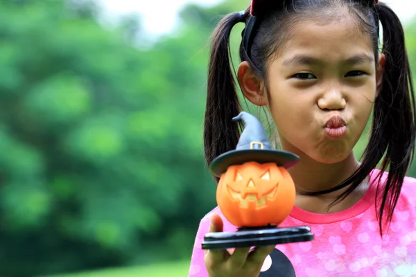 Close up retrato de menina asiática segurar abóbora boneca — Fotografia de Stock