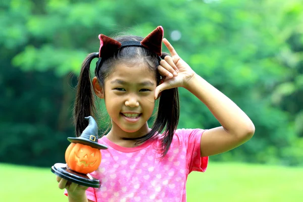 Gros plan portrait de fille asiatique tenir poupée citrouille — Photo