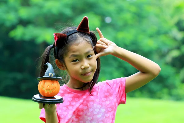 Gros plan portrait de fille asiatique tenir poupée citrouille — Photo