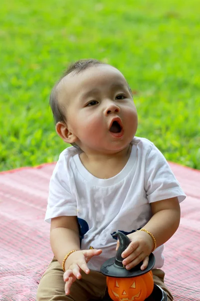 Tutup potret anak Asia terus boneka labu — Stok Foto