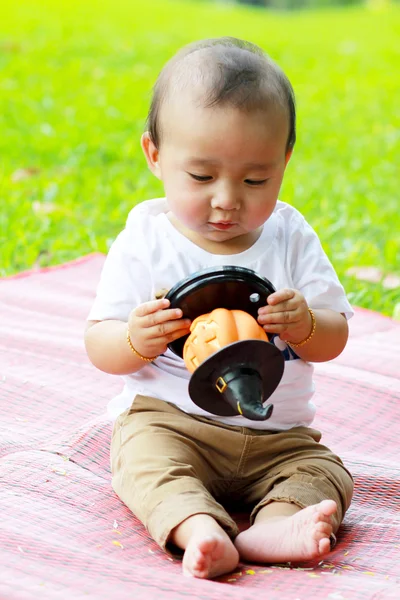 Närbild porträtt av asiatiska pojke hålla pumpa docka — Stockfoto