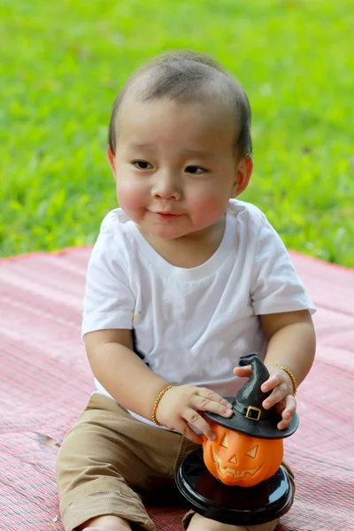 Крупный план портрета азиатского мальчика держать тыкву куклу — стоковое фото